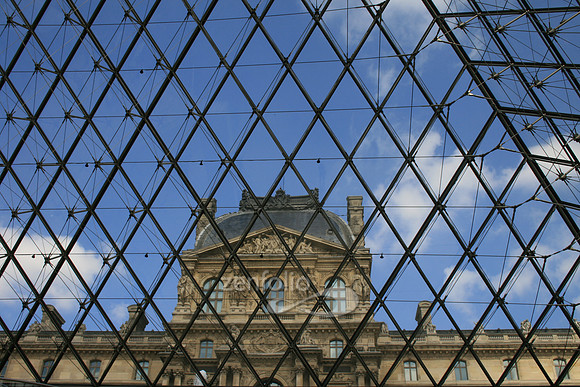 Louve Pyramid Grid